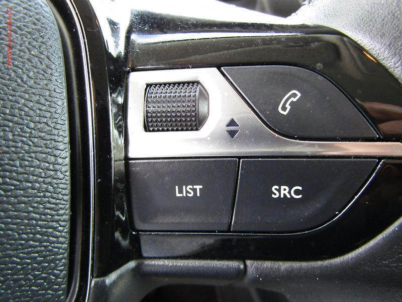 Peugeot 2008 (2021) 1.2 PT, ČR, Active - fotka 14 z 19
