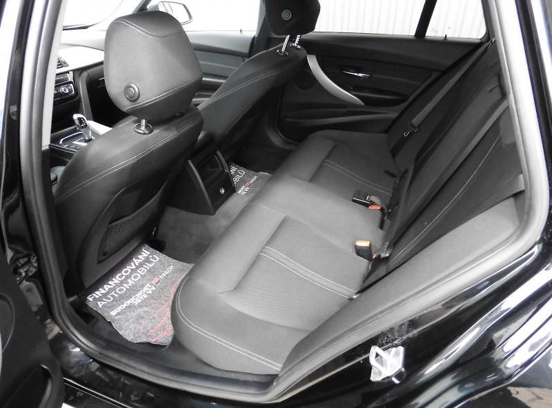 BMW Řada 3 320d xDrive Advantage Touring - fotka 8 z 18