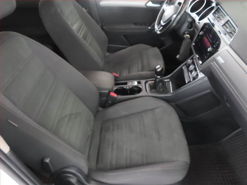 Volkswagen Touran (2018) Comfortline 2.0 TDI, ČR,1.maj - fotka 9 z 15