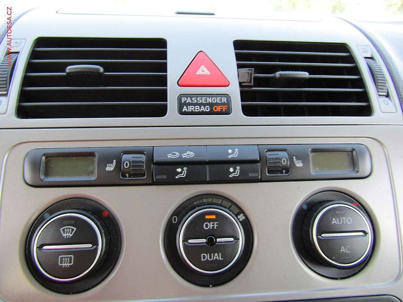 Volkswagen Touran (2008) 1.9 TDi, 1.maj, Xenon - fotka 16 z 20