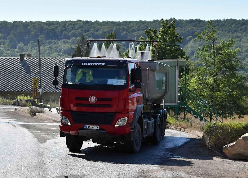 Prezentace vozu Land Rover Defender v lomu Velká Amerika