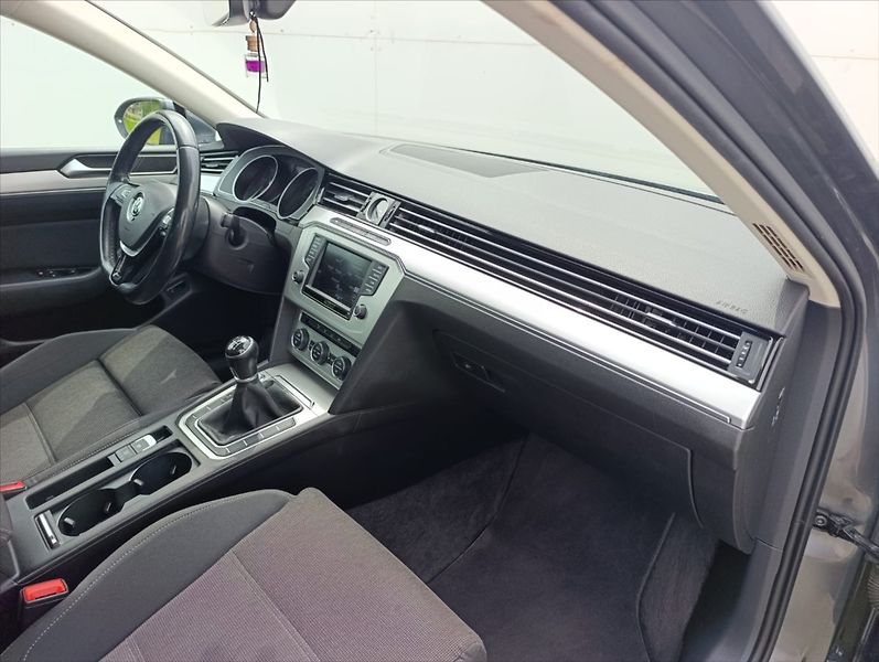 Volkswagen Passat 1,6 TDi Aut.klima Navi Kamera - fotka 26 z 34
