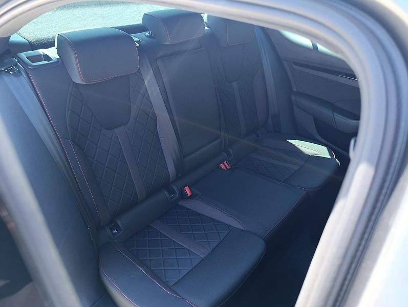 Škoda Octavia RS 2.0TSI 180kW ČR 1.MAJ DPH - fotka 15 z 31