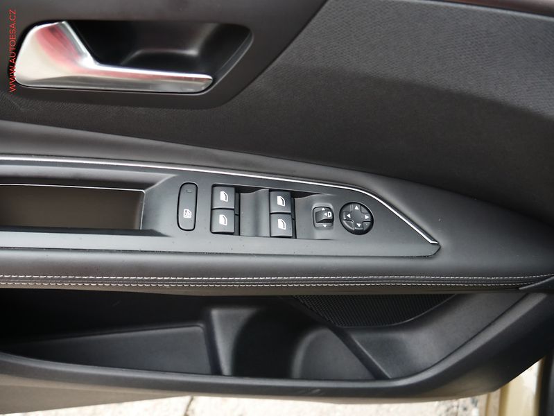 Peugeot 3008 (2017) 1.6 HDi, Allure, navi, +kola - fotka 17 z 23