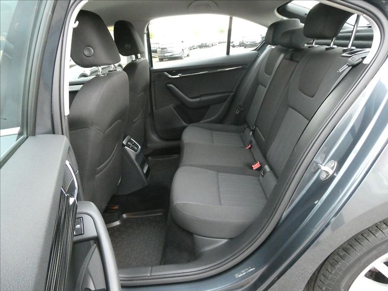 Škoda Octavia 2,0 TDi 110kW DSG STYLE, ČR - fotka 23 z 39