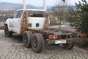 Tato Toyota Hilux má speciální podvozek a šest kol