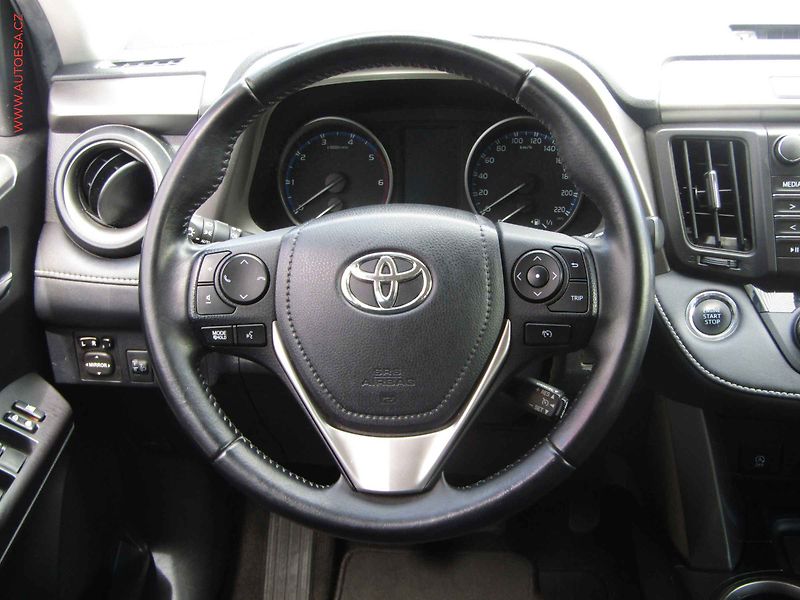 Toyota RAV4 (2016) 2.0 D-4D, TZ, navi, kamera - fotka 13 z 20
