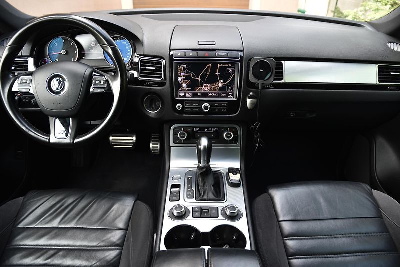 Volkswagen Touareg 3.0 TDi V6 DSG 4M,R-LINE,FACE - fotka 36 z 50