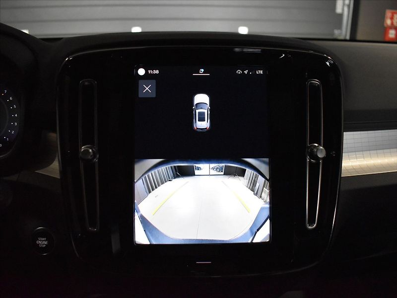 Volvo XC40 2,0 B3 PLUS Dark Bezklíč - fotka 18 z 22
