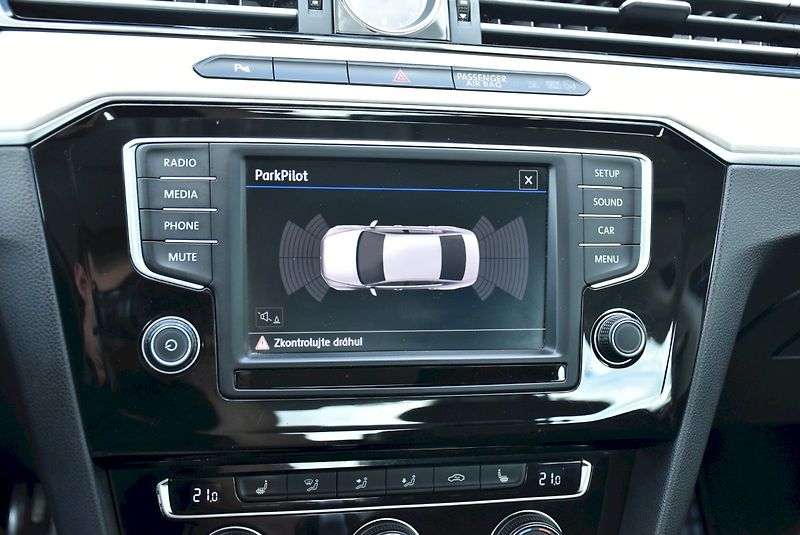 Volkswagen Passat (2017) HIGHLINE 2.0 BiTDI 176kW DSG 4 - fotka 18 z 31