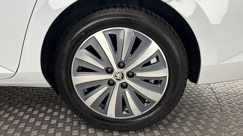 Škoda Superb 2.0 TDI DSG Style Combi - fotka 19 z 28
