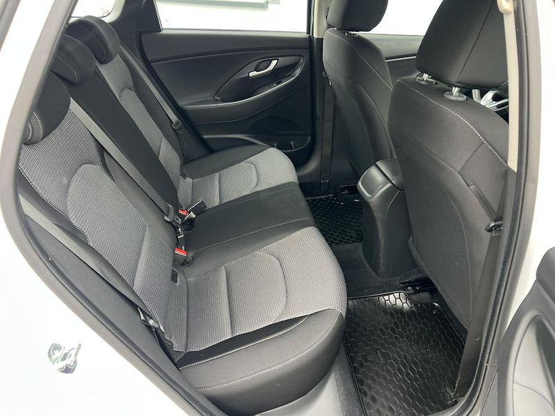 Hyundai i30 (2023) 1.5i KAMERA 1.MAJITEL ČR - fotka 10 z 20
