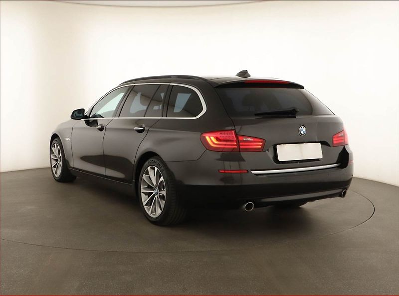 BMW Řada 5 (2014) 535d xDrive, 4X4, Automat - fotka 4 z 20