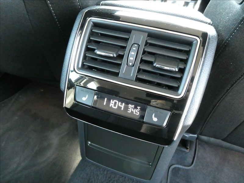 Škoda Superb 2,0 TDi 140kW DSG 4x4,STYLE,ČR - fotka 33 z 49