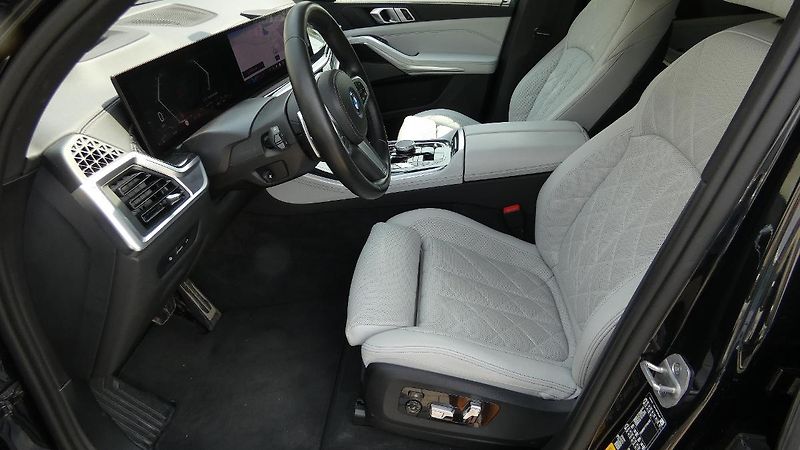 BMW X5 50e xDrive PHEV - fotka 17 z 27