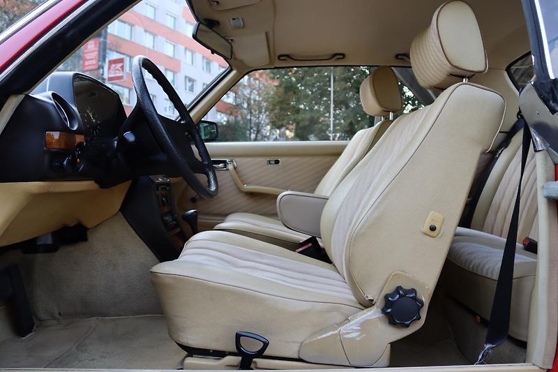 Mercedes-Benz 123 230CE KUPÉ AUTOMAT 100kW - fotka 22 z 48