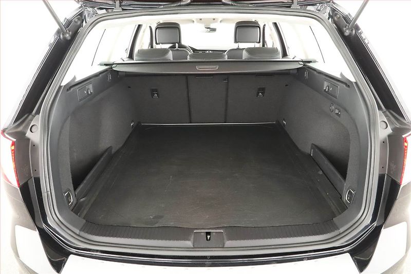 Volkswagen Passat (2019) 1.5 TSI, Automat, Kůže, Navi - fotka 18 z 19