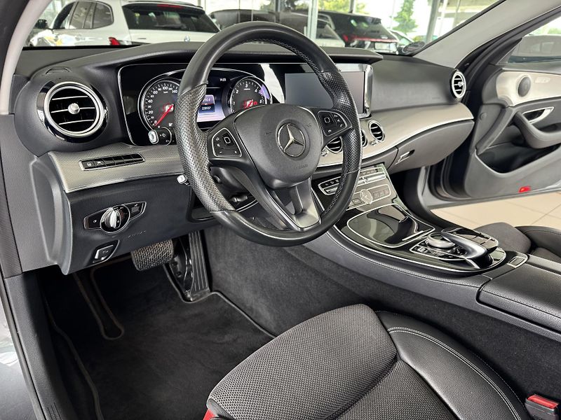 Mercedes-Benz Třídy E 220d 4Matic AMG*REZERVACE! - fotka 11 z 40