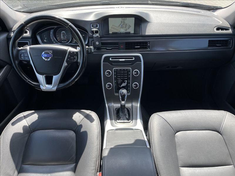 Volvo XC70 2,4 D5 Geartronic Momentum AWD - fotka 13 z 35