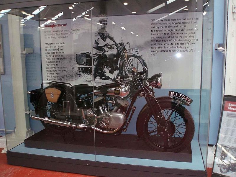 Motocykl Brough Superior SS100, který vlastnil Lawrence z Arábie, je dnes vystavený v Imperial War Museu London.