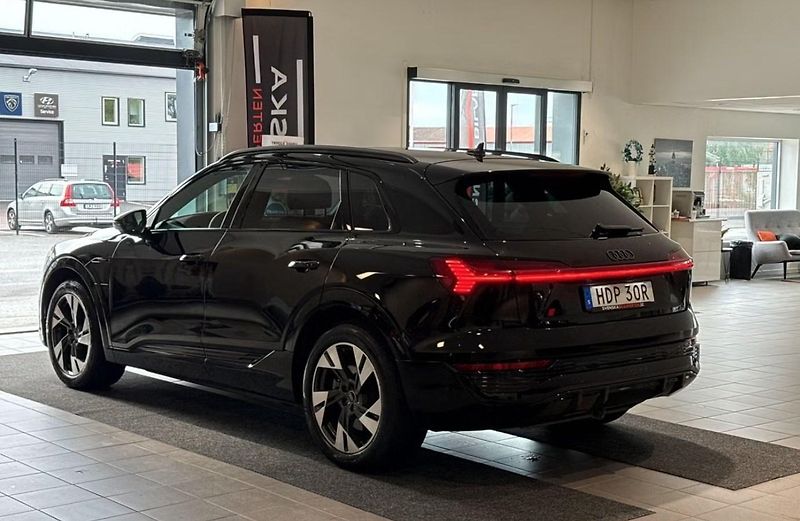 Audi Q8 e-tron 55 Q SoH 97% 360k Pano Vzduch - fotka 5 z 38
