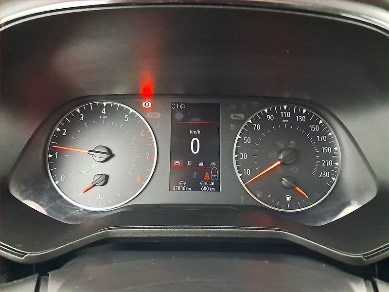 Renault Clio (2022) Zen 1.0 TCe, ČR,1.maj - fotka 11 z 16