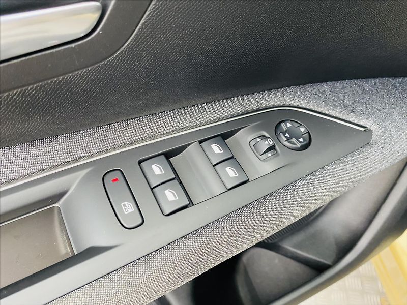 Peugeot 3008 1,2 PureTech 96kW Active - fotka 12 z 28