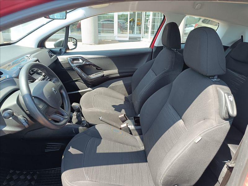 Peugeot 208 1,2 i - fotka 15 z 17