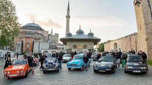 Společným příjezdem na náměstí k mešitě Hagia Sophia v Istanbulu jízda 23 českých veteránů vyvrcholila.