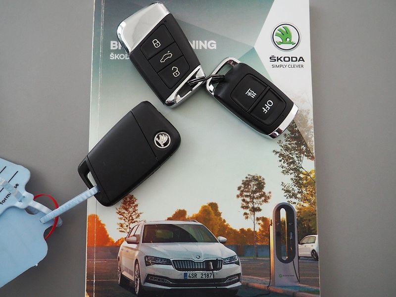 Škoda Superb (2021) 1.4 iV Hybrid L&K DSG Webasto - fotka 44 z 48