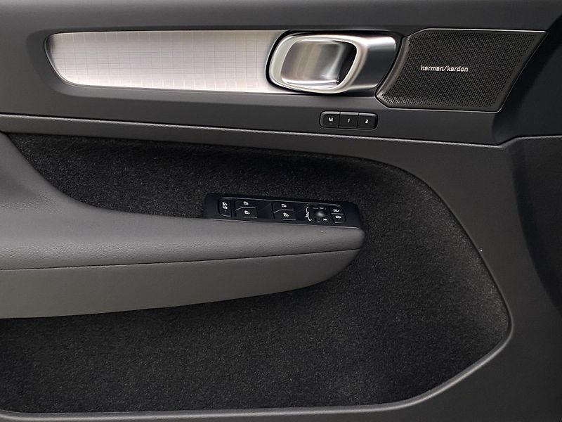 Volvo XC40 (2026) B3 AUT DARK PLUS - fotka 26 z 60
