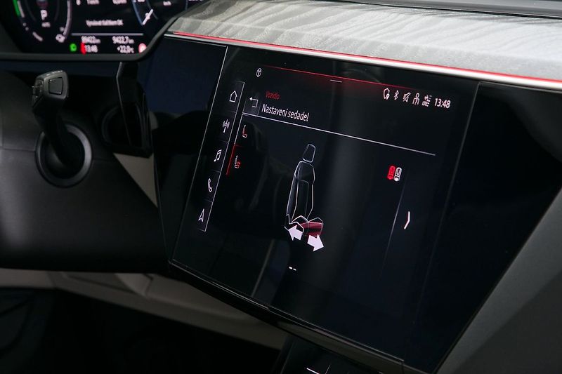 Audi e-tron 55 300kW S-Line Tažné Panorama - fotka 35 z 47