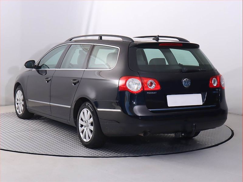 Volkswagen Passat (2010) BlueMotion 1.6 TDI, Navi - fotka 4 z 18