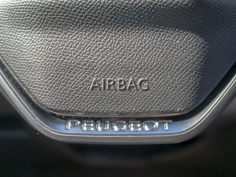 Peugeot 3008 (2021) ČR 1.2T 96KW LED – CEBIA - fotka 40 z 57