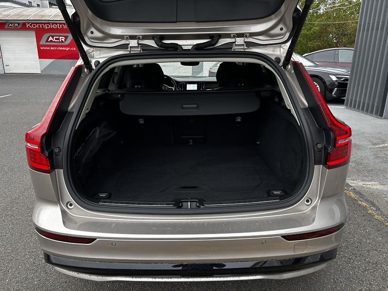 Volvo V60 (2025) Plus 2.0i B4 MHEV (145 kW) - fotka 12 z 12