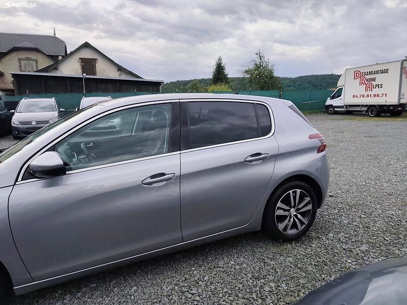 Peugeot 308 (2018) - fotka 3 z 44