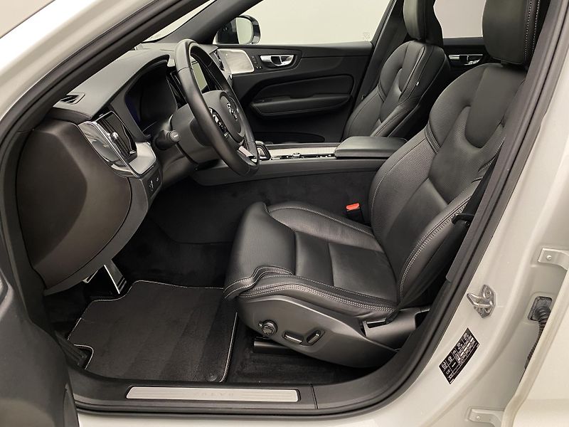 Volvo XC60 B6 AWD R-DESIGN AUT  - fotka 3 z 52