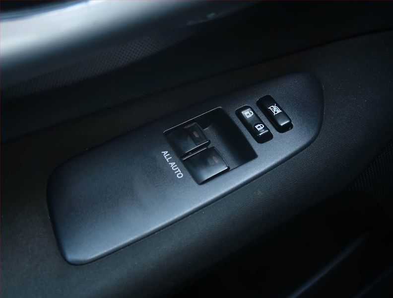 Toyota Auris (2010) 1.6 Valvematic - fotka 18 z 18