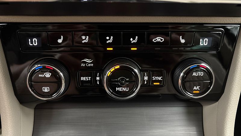 Škoda Superb 1.5 TSI DSG Style - fotka 13 z 30