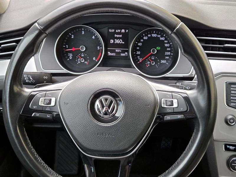 Volkswagen Passat 2.0TDi DSG *SERV.KN.FAKTURY*   - fotka 42 z 49
