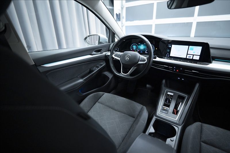Volkswagen Golf 1,5 eTSI DSG KAMERA VÝHŘEV ČR - fotka 13 z 45
