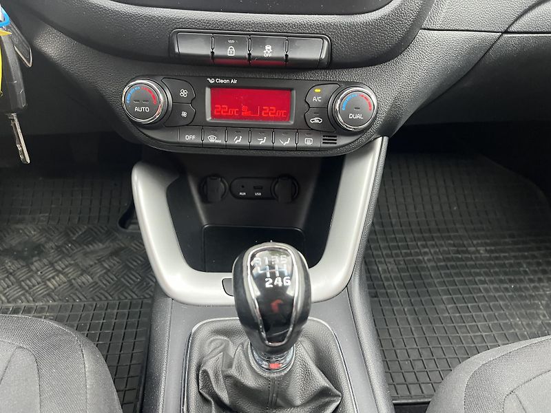 Kia Ceed (2015) 1,6 GDi 99 Kw ČR!!! - fotka 14 z 19