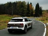 Víc mi ale vadilo podivné chování spojky, která zabírá hodně nahoře. Při rozjezdech do kopce jsem si občas připadal jako v autoškole: motor řval, ale já couval. Anebo mi to rovnou 