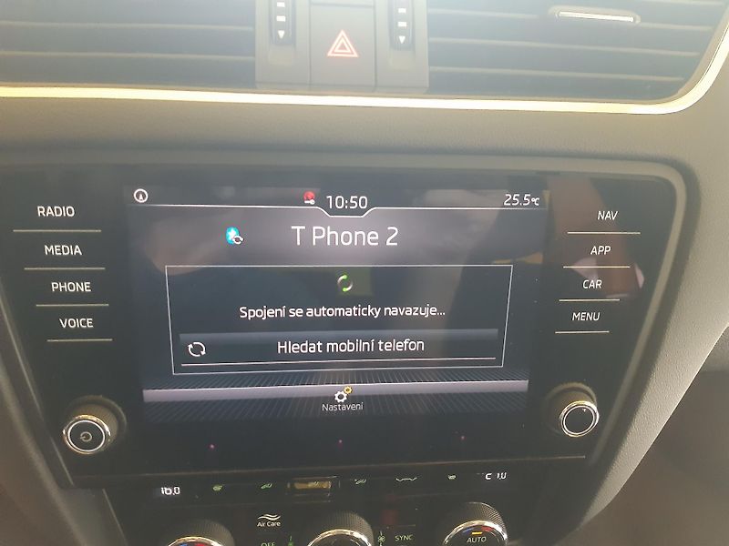 Škoda Octavia 1.6 TDI DSG NAVI APP - fotka 21 z 28