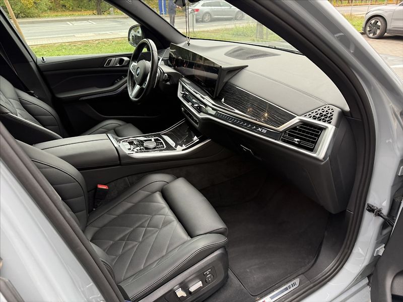 BMW X5 3,0 30d xDrive - fotka 16 z 36