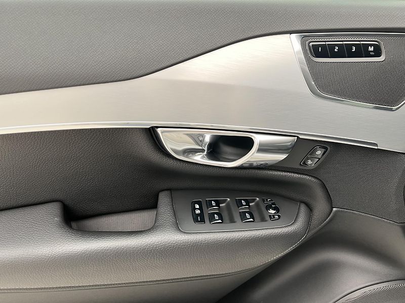 Volvo XC90 D5 AWD MOMENTUM CZ - fotka 7 z 33