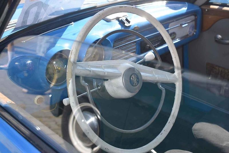 Tři desítky „chlouby“ východoněmeckého automobilového průmyslu si dalo sraz v Hradci Králové.