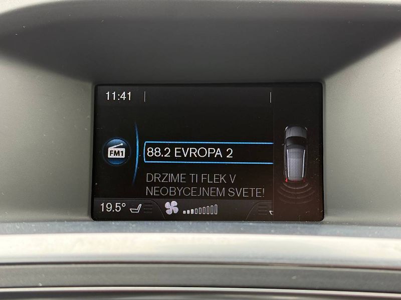Volvo V60 (2012) 2.4 D5 158 kW R-Design AT - fotka 13 z 20