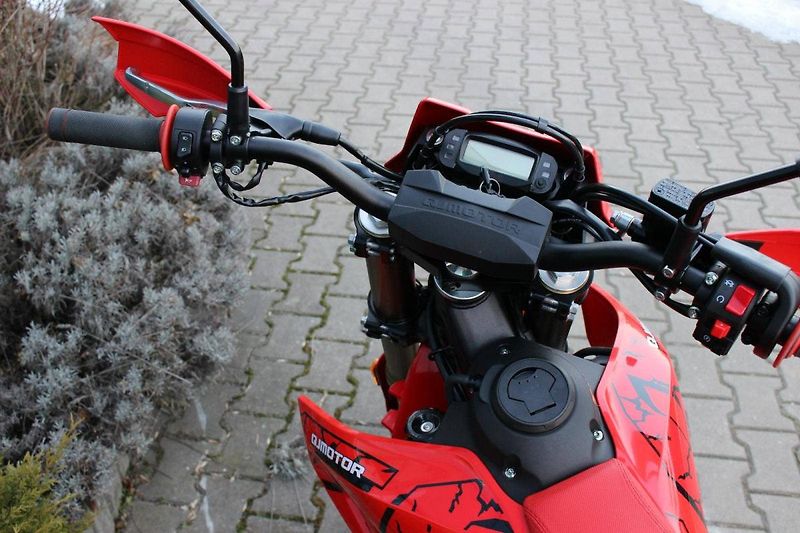 QJ Motor (2026) COV 125  MOTARD  2026 NOVINKA - fotka 6 z 9