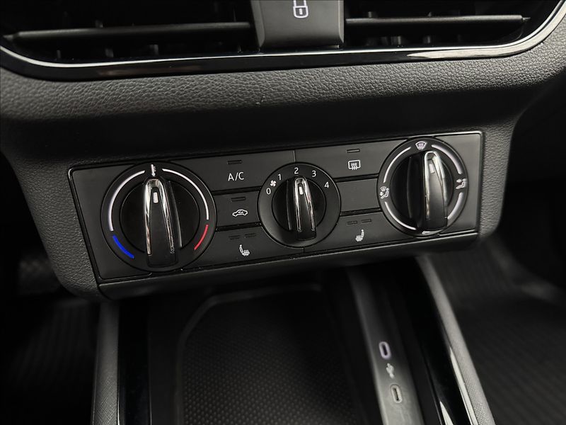 Škoda Kamiq 1,0 DSG AC LED VÝHŘEV SENZORY - fotka 23 z 36